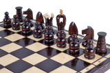 Pièces d'échecs originales sur échiquier artisanal