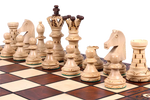 pièces d'échecs brulées blanches sur échiquier