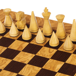 Pièces d'échecs design sur échiquier en bois