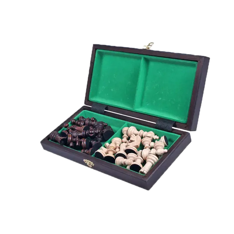 Echiquier ouvert avec pieces d'échecs placées à l'intérieur