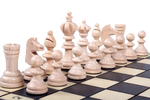 pièces d'échecs blanches sur échiquier
