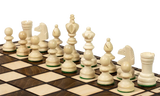 Pièces d'échecs blanches en bois sur échiquier