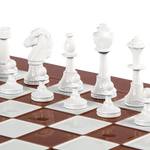 pièces d'échecs blanches sur échiquier rose