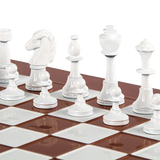 pièces d'échecs blanches sur échiquier rose