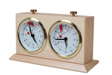 Pendule d'échecs mécanique en bois clair sur pied