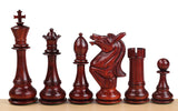 Pièces d'échecs géantes en bois rouge