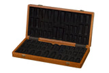 Intérieur de l'échiquier-coffret en bois avec calage noir pour les pièces