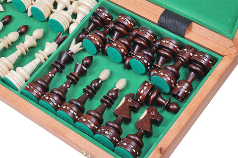 Jeu d'échecs indien avec grandes pièces sculptées