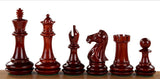 Pièces d'échecs en bois rouge