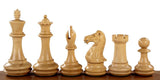 Pièces d'échecs blanches en buis sculpté