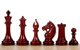 Pièces d'échecs en bois rouge sculptées