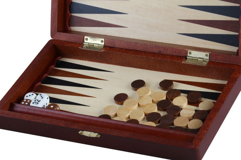 Backgammon en bois ouvert avec pions