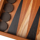 Détail de la marqueterie du backgammon acajou