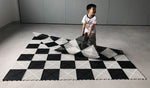 plateau d'échecs extérieur avec enfant