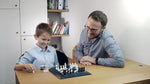 Pere et fils jouent Jeu d'échecs électronique Chess Genius