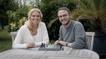 couple joue aux échecs avec Jeu d'Échecs Électronique Chess Genius Pro