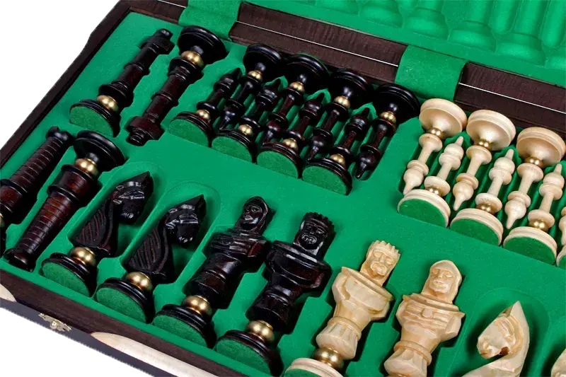 Jeu d'échecs en bois sculpté à la main : pièces d'animaux africains Jeu d'échecs en bois sculpté à la main : pièces d'animaux africains