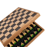 Pièces d'échecs modernes en bois sur échiquier en liège