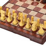 Échiquier et pièces d'échecs imitation bois