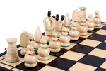 Figurines sur plateau d'échecs