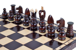 Pièces d'échecs originales sur échiquier artisanal