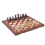 Echiquier avec pièces d'échecs rangées à l'intérieur