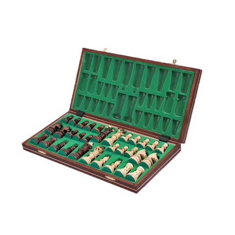 Echiquier avec pièces d'échecs rangées à l'intérieur