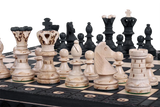 pièces d'échecs décorations avec échiquier noir