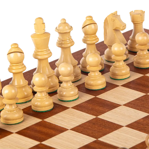 Pièces d'échecs Staunton Blanche sur échiquier