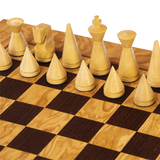 Pièces d'échecs design sur échiquier en bois