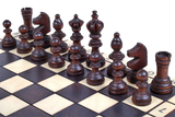 pièces d'échecs noires sur échiquier