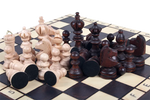 pièces d'échecs mélangées sur plateau d'échecs