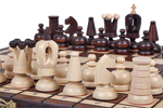 Pièces d'échecs design sur échiquier en bois artisanal