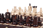 Pièces d'échecs sur échiquier fabriqué à la main
