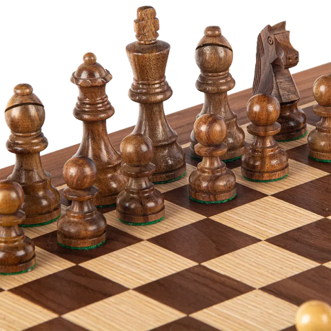 Échiquier en noyer et pièces d'échecs noires