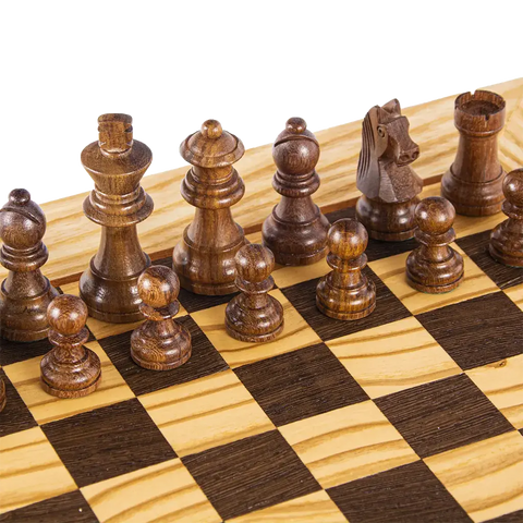 Pièces d'échecs noires artisanal en bois d'olivierer