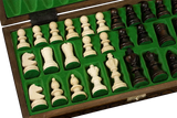 pièces d'échecs en bois rangés dans échiquier