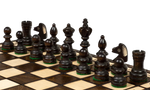 Pièces d'échecs noires en bois sur échiquier