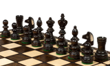 Pièces d'échecs noires en bois sur échiquier