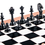 pièces d'échecs noires sur échiquier rose