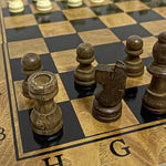 Echiquier et pièces d'échecs vintage en Bois
