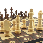 échiquier et pièces d'échecs en bois