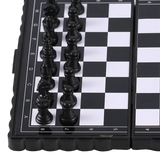 échiquier et pièces d'échecs en plastique