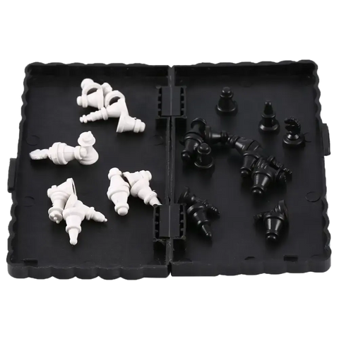 pièces d'échecs rangés dans l'échiquier ouvert